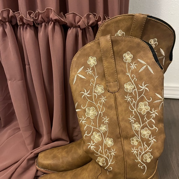 Bridesmaid Dresses, worn once w/boots Boot sizes: 7&9 - Picture 3 of 3